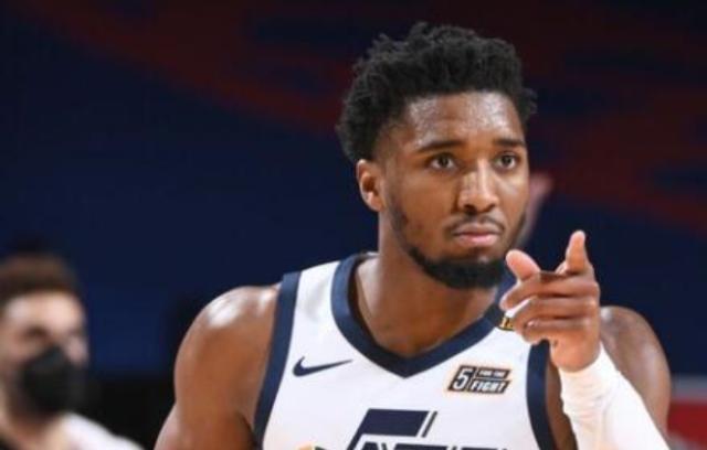 世界杯手机观看-4战3负爵士心态失衡 米切尔：裁判的判罚是荒谬的